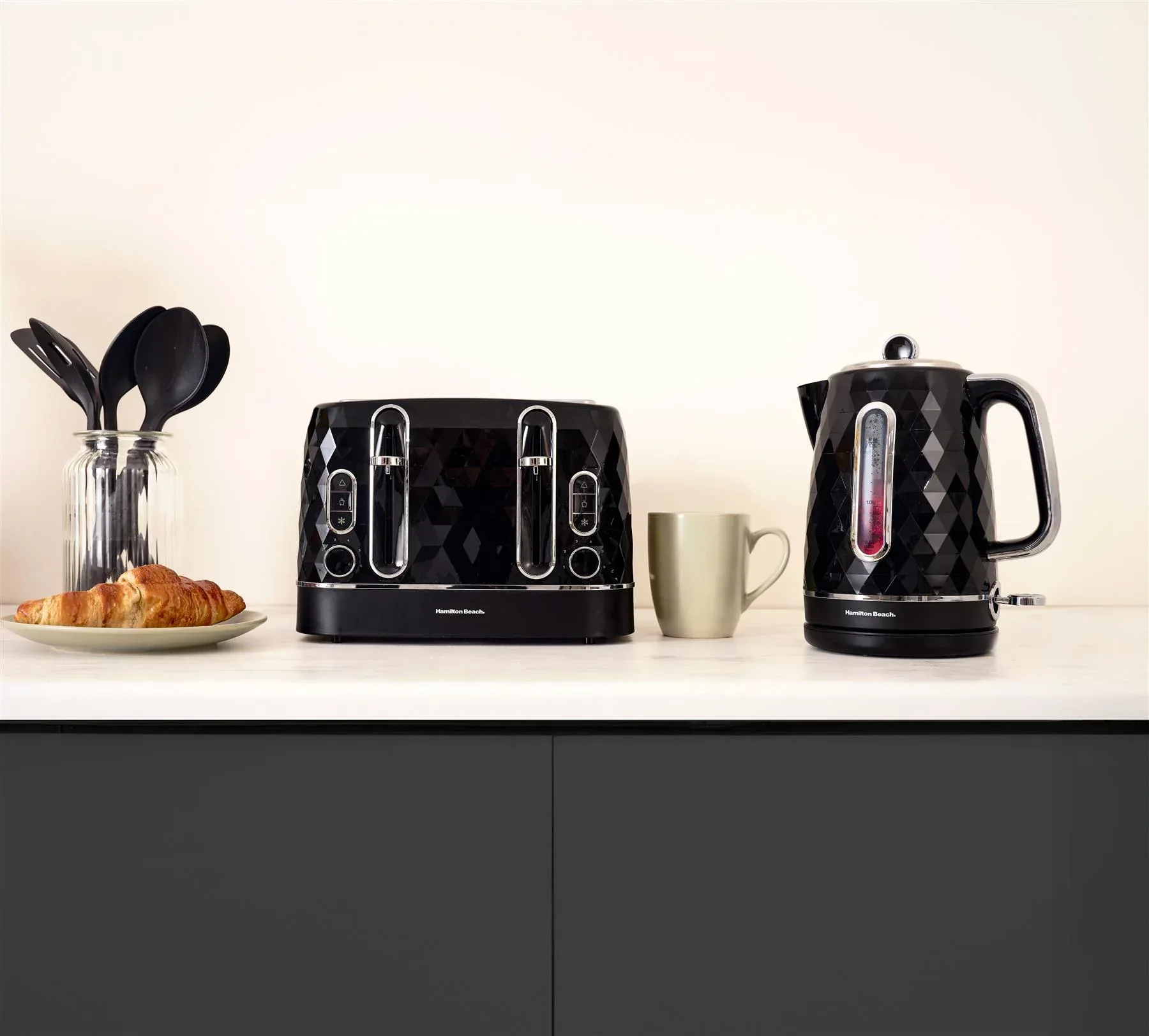 Hamilton Beach Diamond Kettle, Toaster & 20L Retro Microwave Set - Black - Image 6